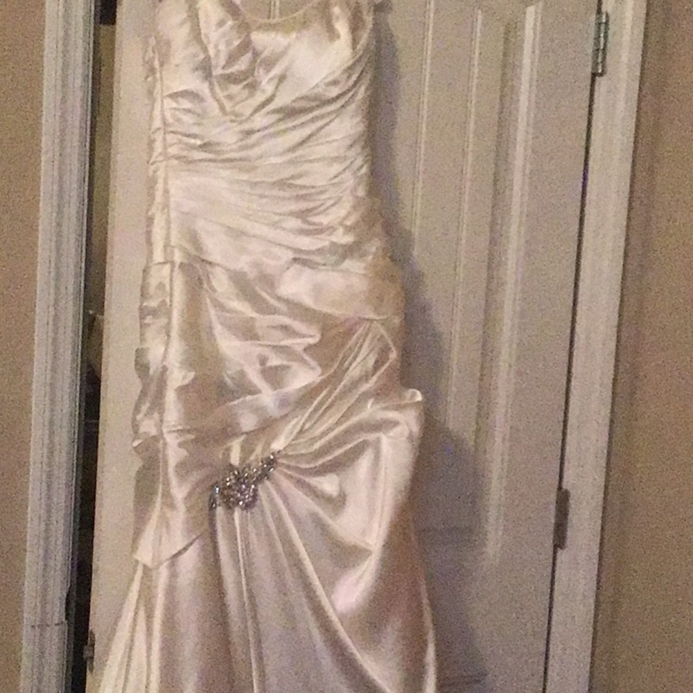 Trumpet style wedding dress with brooch